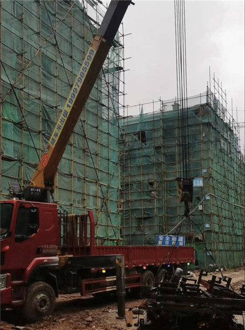 汉源县“慢工细活”—— 吊车的 “微动控制” 技术